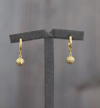 Load image into Gallery viewer, 18k Yellow Gold Diamond Cut Ball Pendant Necklace with Dangle Earrings
