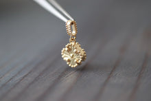 Load image into Gallery viewer, 18K Yellow Gold Flower Style Pendant Necklace 7.7mm
