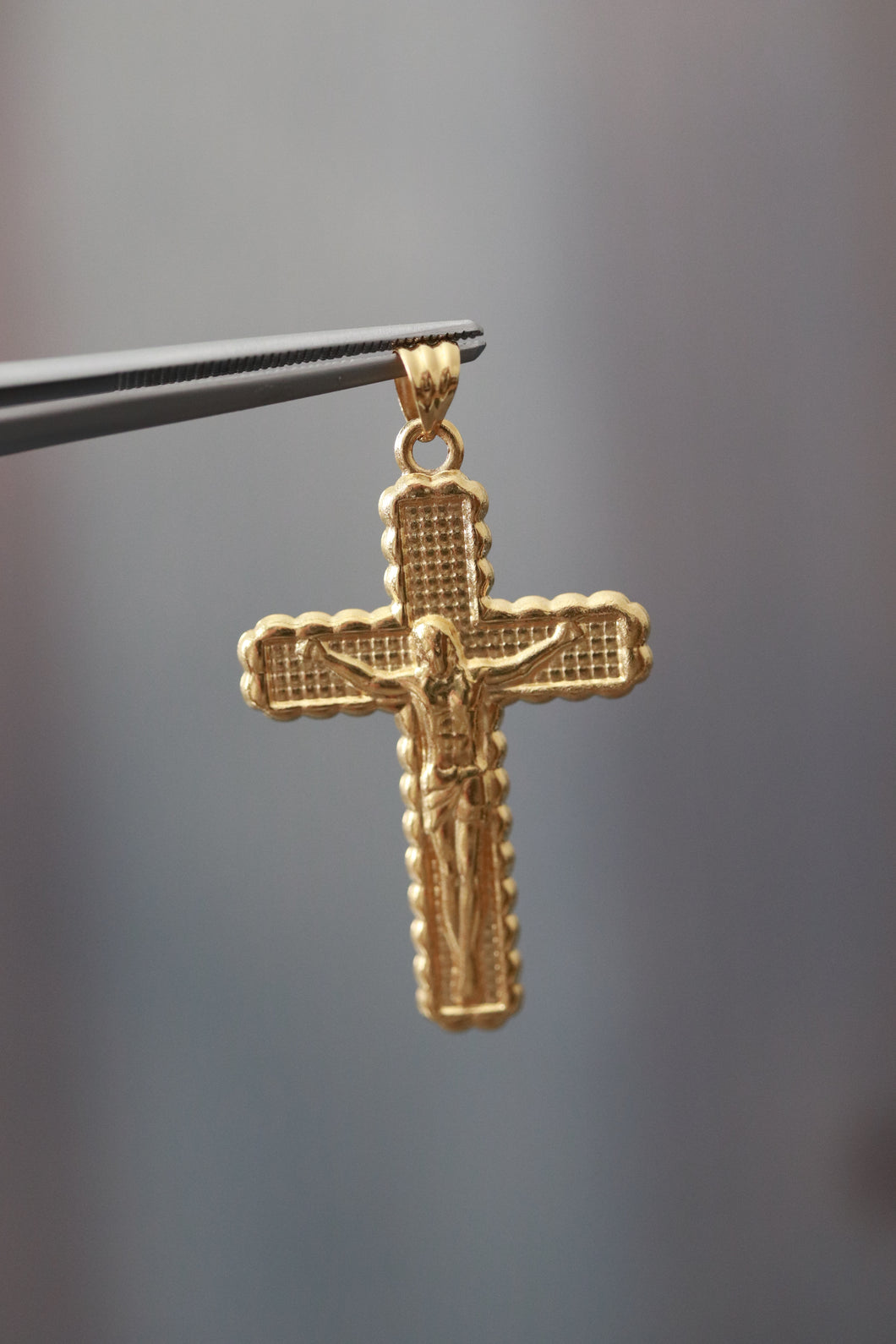 18K Yellow Gold Lightweight Square Cross Pendant Necklace 30.7mm