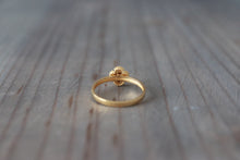 Load image into Gallery viewer, 18K Yellow Gold 18K Flower Style Solitaire Ring
