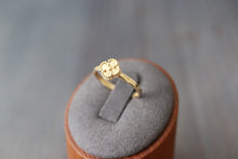 Load image into Gallery viewer, 18K Yellow Gold 18K Flower Style Solitaire Ring
