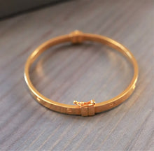 Load image into Gallery viewer, 21K Yellow Gold Screw Style Bangle Bracelet 4mm
