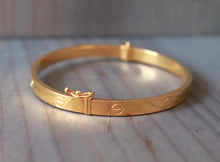 Load image into Gallery viewer, 21K Yellow Gold Screw Style Bangle Bracelet 5mm
