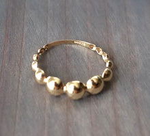 Load image into Gallery viewer, 18K Yellow Gold Graduated Bubble Ring
