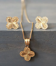 Load image into Gallery viewer, 18K Yellow Gold Lightweight Clover Pendant Necklace &amp; Earring Set 8.8mm
