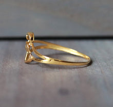 Load image into Gallery viewer, 18K Yellow Gold Interlocking Hearts Ring
